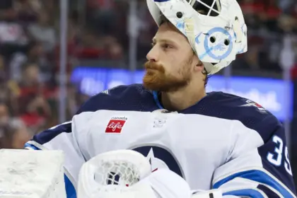 Sharks refuerzan portería: Brossoit llega desde Blackhawks en canje