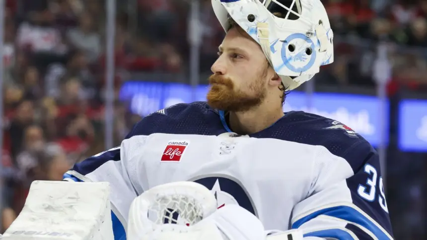 Sharks refuerzan portería: Brossoit llega desde Blackhawks en canje