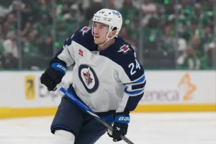 Fleury Regresa a Jets Tras Choque: Fractura de Nariz y Moretón en Espalda