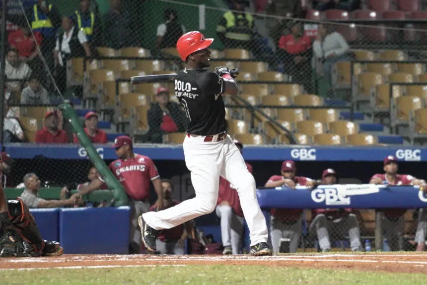 Lake impulsa a Leones a la cima: Gigantes caen en extrainning