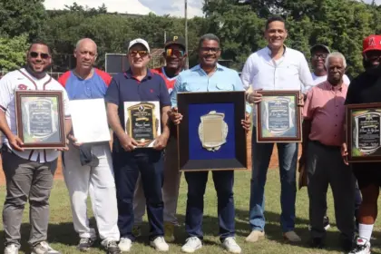 Polanco Honrado en Clásico de Softbol Amigos de La Fe por Aportes Comunitarios