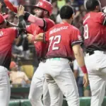 Leones del Escogido cerca de la final: González y De la Cruz lideran triunfo