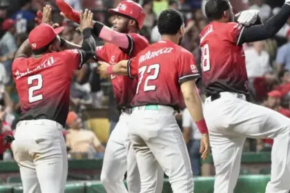 Leones del Escogido cerca de la final: González y De la Cruz lideran triunfo