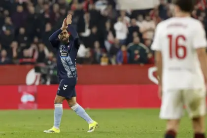 Borja Iglesias responde con ironía a insultos homófobos en Sevilla