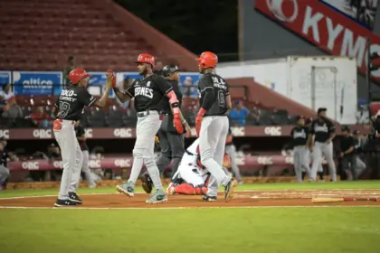 Leones del Escogido: Victoria clave ante Gigantes, cerca de la final LIDOM