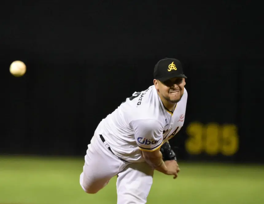 Miranda Brilla en el Montículo: Águilas Cibaeñas Siguen en la Lucha