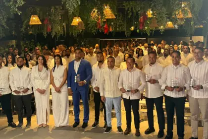 Nelson Cruz en La Vega: Panel Exitoso, Reconocimientos y Visita de Arráez