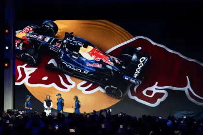 Red Bull desvela RB22 retro en Detroit: Verstappen emocionado y Ford regresa