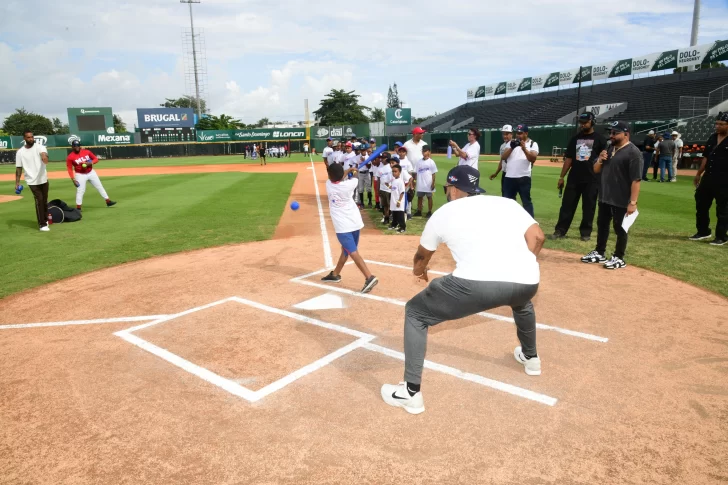 Clínica de Béisbol MLB-FEDOM en Tetelo Vargas: 160 Niños Disfrutan