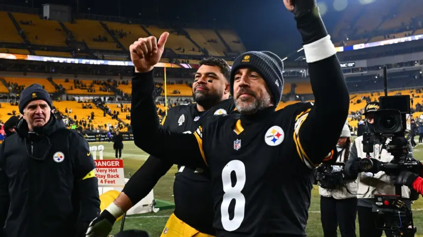 Steelers Abiertos al Regreso de Aaron Rodgers en 2026, Pese a Salida de Tomlin