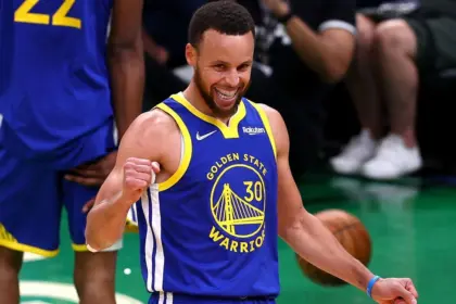 Jersey de Curry de las Finales NBA 2022 alcanza precio récord de $2.45M