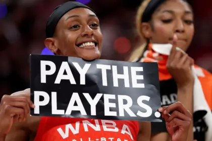 WNBA: Crisis Laboral, Vuelos Chárter y Camisetas "Páguennos"