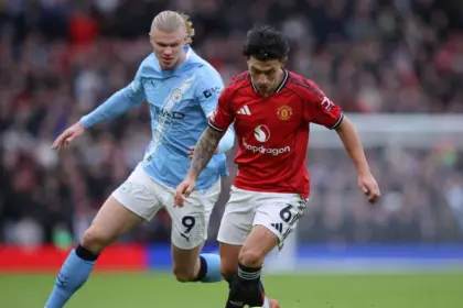 Martínez Responde a Críticas: Desafía a Leyendas del United Tras Victoria