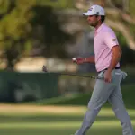 Riley lidera el Sony Open: Ventaja de dos golpes tras ronda ventosa