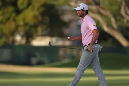 Riley lidera el Sony Open: Ventaja de dos golpes tras ronda ventosa