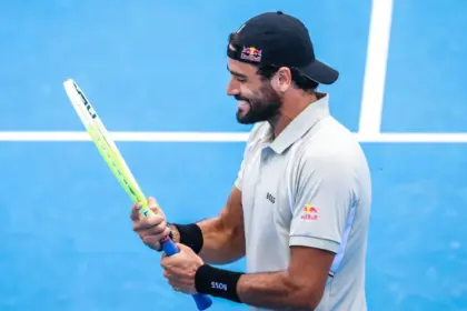 Berrettini se Baja del Abierto de Australia: De Minaur Recibe Impulso