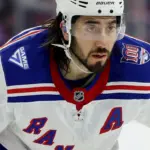 Zibanejad lidera a Rangers con hat-trick y récord en victoria ante Flyers