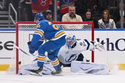 Blues frenan racha de Lightning: Kyrou decide en shoot-out, 3-2.