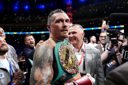Usyk Rey del Boxeo P4P: Inoue Asciende, López en el Top 10