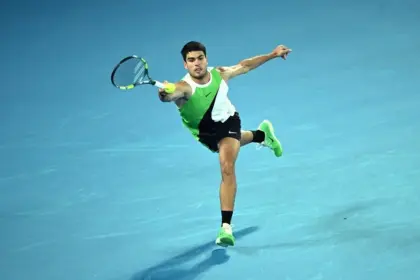 Alcaraz debuta con triunfo en Australia y avanza a segunda ronda del Open