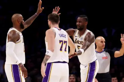 Ayton Imparable: Lakers Resurgen con Actuación Perfecta ante Raptors
