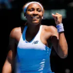 Coco Gauff avanza en el Abierto de Australia pese a problemas con el servicio