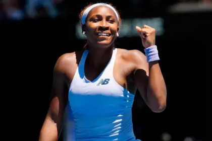 Coco Gauff avanza en el Abierto de Australia pese a problemas con el servicio