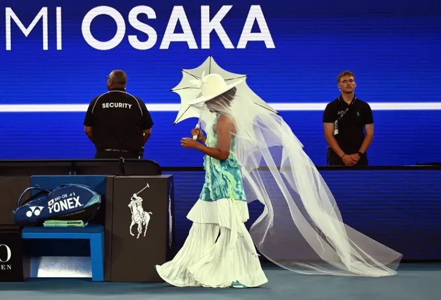 Naomi Osaka deslumbra con look icónico y avanza en el Abierto de Australia 1 Naomi Osaka deslumbra con look icónico y avanza en el Abierto de Australia