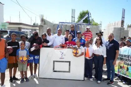 INEFI dona cancha móvil de baloncesto a jóvenes de Azua: Fomenta el deporte