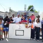 INEFI lleva cancha de baloncesto móvil a Azua: Fomenta deporte y sana recreación