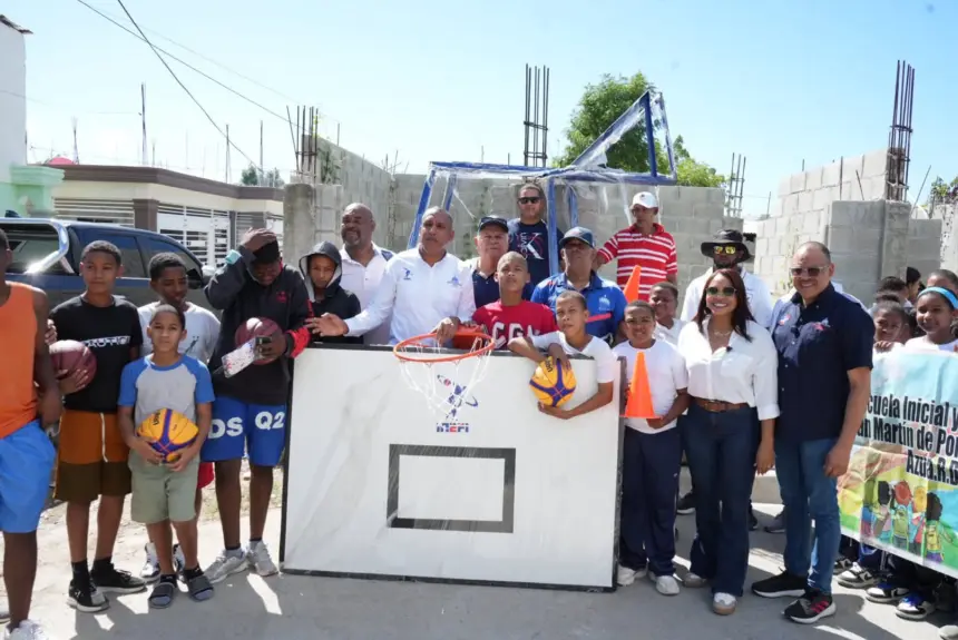 INEFI lleva cancha de baloncesto móvil a Azua: Fomenta deporte y sana recreación