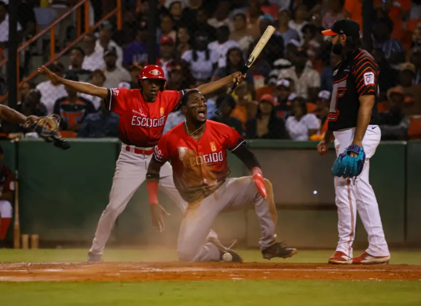 Escogido domina a Toros 2-0: Navarro y Lake lideran ofensiva en Serie Final