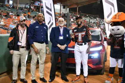 Bryan de la Cruz: MVP de LIDOM Recibe Yipeta JAC JS6 en La Romana 18 Bryan de la Cruz: MVP de LIDOM Recibe Yipeta JAC JS6 en La Romana