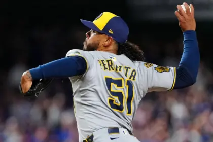 Mets refuerzan rotación: Adquieren a Freddy Peralta de Cerveceros