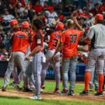 Toros del Este remontan a Leones en 9no y ganan su primer juego de la Final
