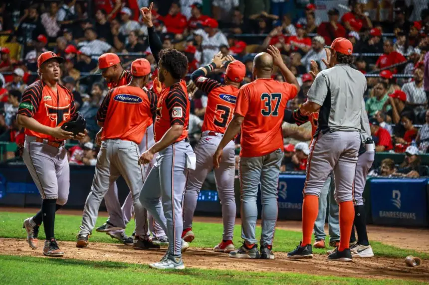 Toros del Este remontan a Leones en 9no y ganan su primer juego de la Final