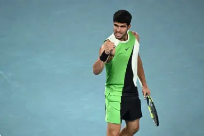 Alcaraz hace historia: Semifinales en Australia tras vencer a De Miñaur