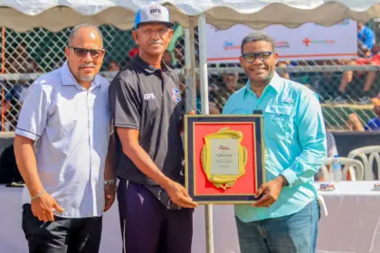 Liga Calcaño honra a Robert Polanco en torneo infantil de béisbol en SDO