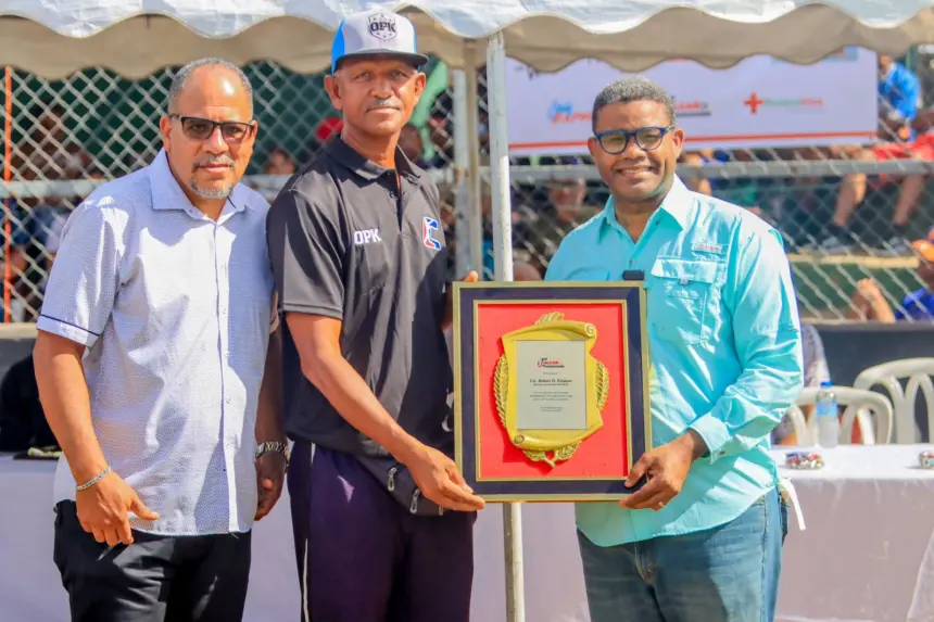 Liga Calcaño honra a Robert Polanco en torneo infantil de béisbol en SDO