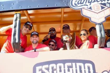 Escogido festeja título 18 con multitudinaria caravana en Santo Domingo