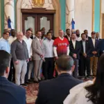 Abinader Exhorta a Leones del Escogido a Competir con Patriotismo en Serie del Caribe