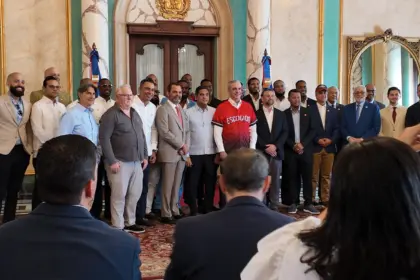 Abinader Exhorta a Leones del Escogido a Competir con Patriotismo en Serie del Caribe