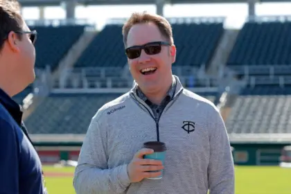 Twins: Derek Falvey deja la presidencia, cambios en la franquicia MLB
