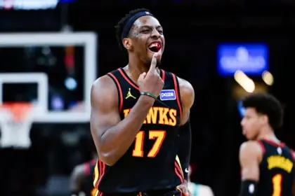 Okongwu de Hawks Sufre Fractura Dental Tras Codazo de Brown: NBA