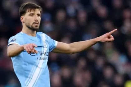 Man City Apoya a Dias Tras Robo; Guardiola Ausente, Doku Lesionado