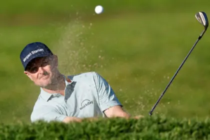 Justin Rose lidera el Farmers Open con un 62; Koepka regresa al PGA Tour