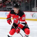 Jack Hughes, estrella de los Devils, sale lesionado: Preocupación Olímpica
