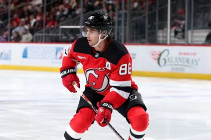 Jack Hughes, estrella de los Devils, sale lesionado: Preocupación Olímpica