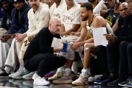 Curry sale por dolor en la rodilla: Preocupación en Warriors por estrella NBA