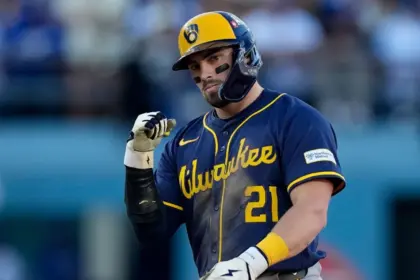 Red Sox obtienen a Durbin en canje con Brewers: Refuerzo para la antesala